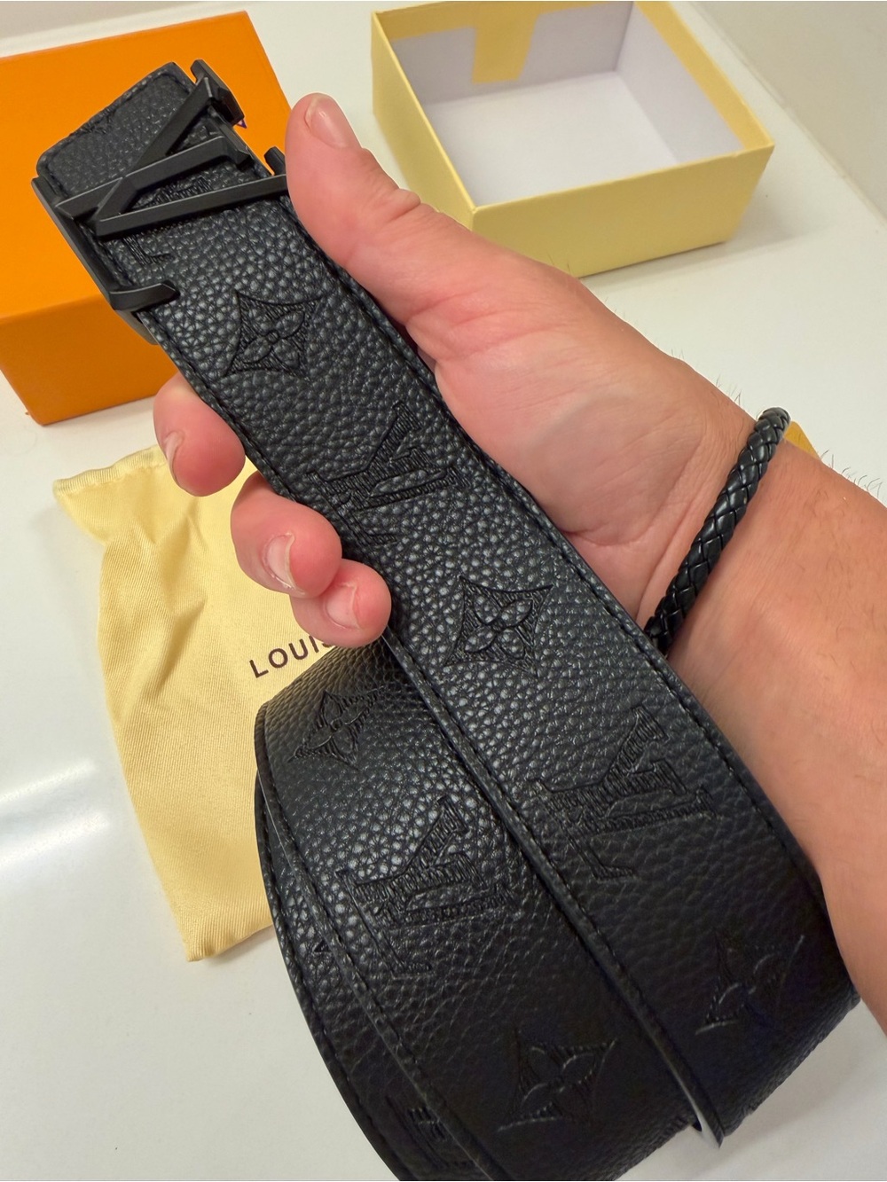 Louis Vuitton LV Initials 40MM Pebbled Leather Belt - Picture 5 of 12